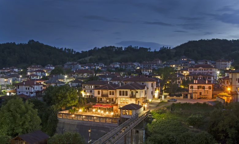 Нощен изглед на град в България
